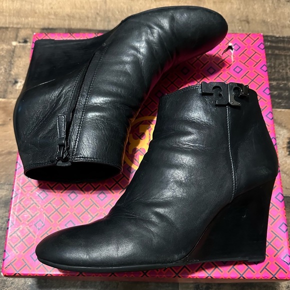 Tory Burch 'Lowell' Wedge Bootie - Picture 2 of 10